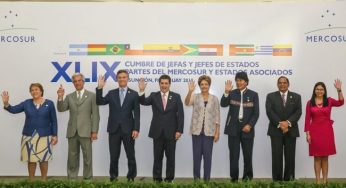 Bolsonaro bate continência à bandeira dos EUA em sinal de subserviência