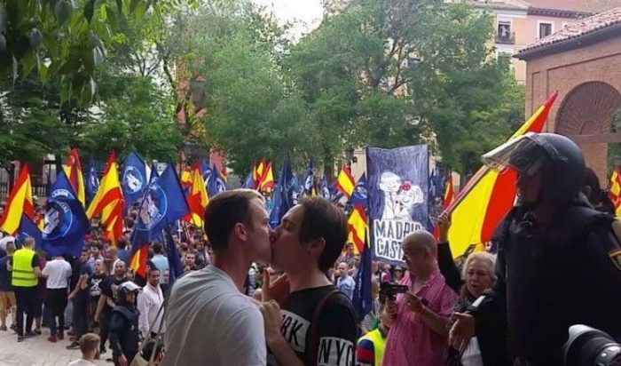 casal gay homofobia nazistas beijos