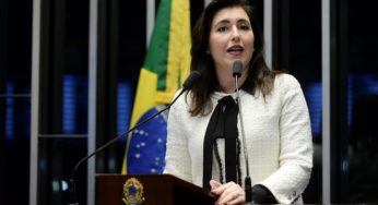 Senadora que teve bens bloqueados faz oração após declarar voto