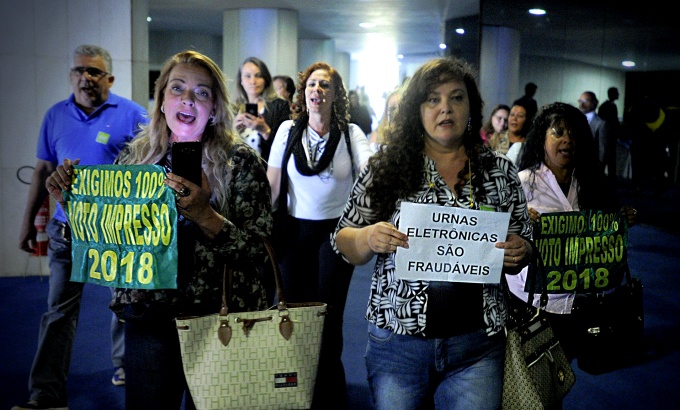 Voto impresso distritão partidos fracos democracia querem Brasil