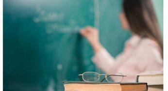 Professora é demitida após dizer a alunos “como são feitos os bebês”