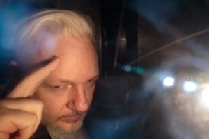 assange-poe-dedo-cara-farsantes-liberdade-de-imprensa