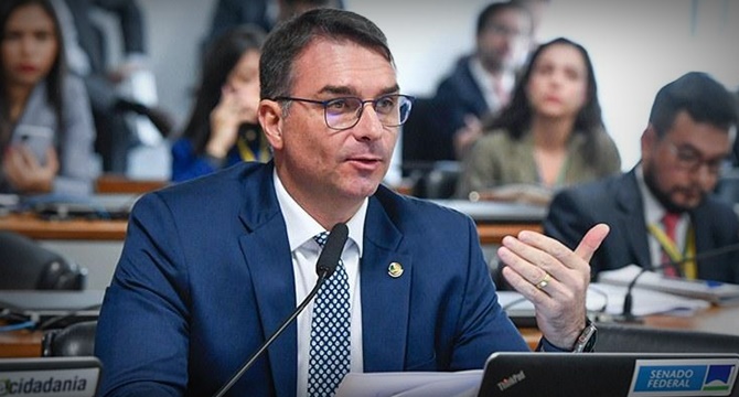 Advogadas única surpresa reunião salvar Flavio Bolsonaro