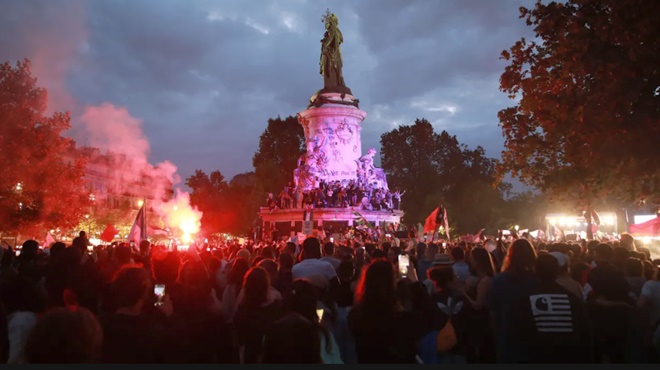 Temendo Le Pen esquerda salva Macron recupera neoliberalismo cor-de-rosa