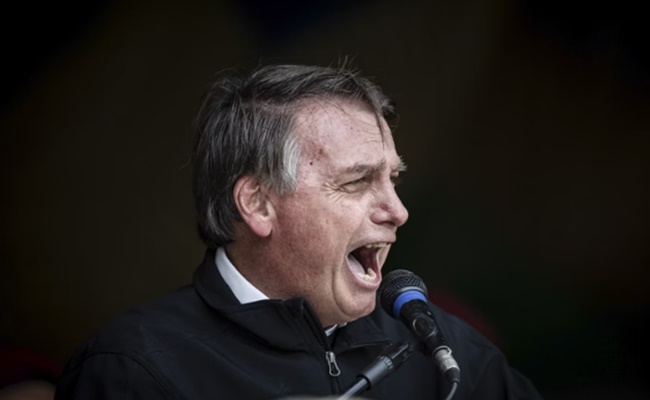 Bolsonaro esperneia para tentar mostrar que está vivo