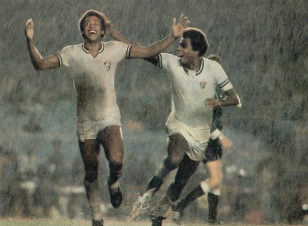 Foto - Arquivo FFC: Pintinho comemorando com Cafuringa gol em Fla 1 x 2 Flu / 1977